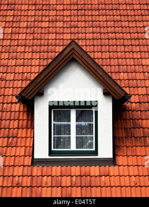 Dachgaube mit Sprosse Fenster im Ziegeldach abgedeckt, Dachgaube Mit Sprossenfenster in Einem Ziegel Gedeckten Dach Stockfoto