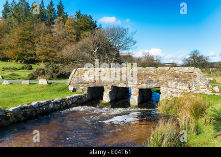 Eine alte Steinbrücke über Walla Bach in der Nähe von Bellever auf Dartmoor National Park in Devon Stockfoto