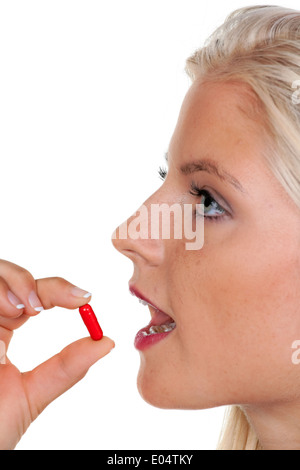 Junge Frau mit vielen Tabletten auf Löffel:, Junge Frau Mit Vielen Tabletten Auf Löffel: Stockfoto