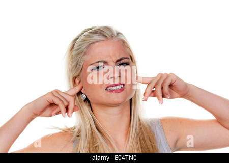 Junge Frau leidet unter Lärmbelästigung, hält geschlossen, um sich die Ohren., Junge Frau Leidet Unter Laermbelaestigung, Haelt si Stockfoto