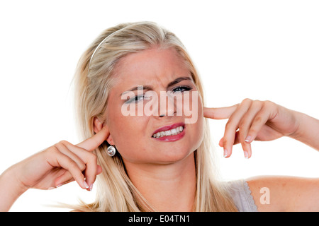 Junge Frau leidet unter Lärmbelästigung, hält geschlossen, um sich die Ohren., Junge Frau Leidet Unter Laermbelaestigung, Haelt si Stockfoto