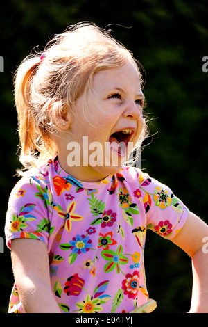 Kleines Kind brüllt vor Lachen und anständig, kleine Art Lacht Lauthals Und herzhaft Stockfoto