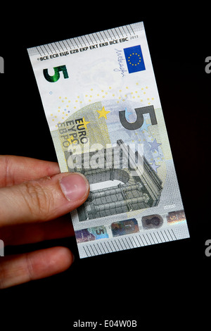 neue fünf-Euro-Banknote, herausgegeben im Mai 2013 in einer hand Stockfoto