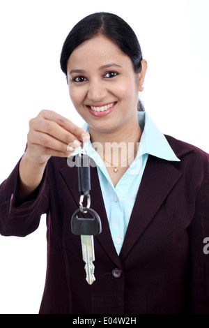 Glückliche junge indische Geschäftsfrau Taste vor weißem Hintergrund Stockfoto