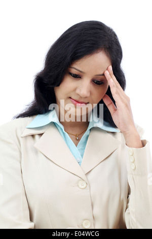 Gestresste junge Geschäftsfrau gegen weiß Stockfoto