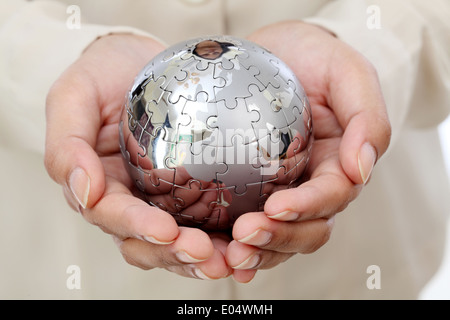 Business Frau Hand hält Jigsaw Puzzle Globus Stockfoto