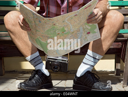 touristische Karte auf einer Bank sitzend Stockfoto