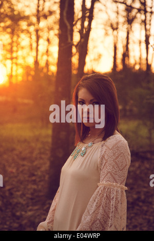 Junge Frau im weißen Kleid bei Sonnenaufgang Stockfoto