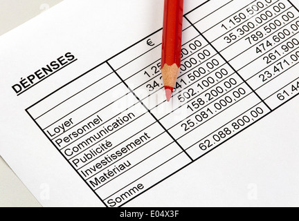 Zahlen der Statistik mit rotem Stift in Franz? Sicher Sprache., objekthaften Einer Statistik Mit Rotstift in Franzoesicher Sprach Stockfoto