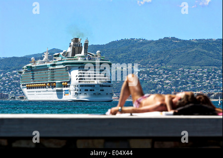 Europa, Frankreich, Alpes-Maritimes Cannes. Rest vor einem Liner. Stockfoto