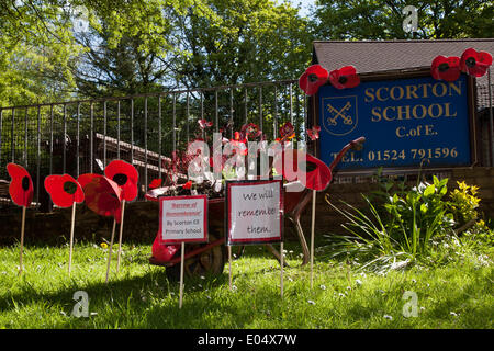 Scorton, Lancashire 2. Mai 2014.   Grundschule Memorial Display am Feiertag Bikes & Barrows Festival.  May Day Bank Holiday Wochenende dekorierte Fahrräder und Hügelgräber in dem malerischen Dorf Scorton, in der Nähe von Lancaster.  Tausende von Menschen werden voraussichtlich Scorton um an Veranstaltungen teilzunehmen und sehen viele dekorierte Fahrräder und Schubkarren im ganzen Dorf zu besuchen. Letztes Jahr gab es fast hundert auf dem Display mit der Beschaffung von lebenswichtigen Mitteln für Projekte, die den Stoff aus dem Dorfleben zu erhalten und zu bewahren, seine Identität und den Charme. Bildnachweis: Mar Photographics/Alamy Live-Nachrichten Stockfoto