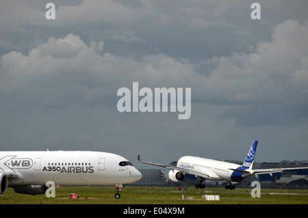 A350 MSN2 (links) und A350 MSN3 (rechts) in Toulouse. Stockfoto
