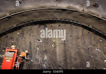 Steinach, Österreich. 2. Mai 2014. Arbeiter legt Sprengstoff auf einer Wand an der Zugangstunnel zum Brennerbasistunnel in der Nähe von Steinach, Österreich, 2. Mai 2014. Politiker und Medien besucht den Anblick zum Sammeln von Informationen über den Bau des Projektes größten grenzüberschreitenden Verkehr zwischen Österreich und Italien. Das Projekt wird auch die Schiene und Güter Verkehrs in Deutschland auswirken. Foto: KARL-JOSEF HILDENBRAND/Dpa/Alamy Live News Stockfoto