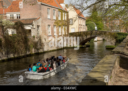 Touristenboot auf dem Kanal am Groenerei, durch die Brücken Peerdenbrug und Meebrug, Brügge Stockfoto