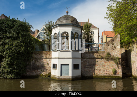 Weiße achteckige Gartenhaus durch den Groenerei Kanal, Brügge, Belgien Stockfoto