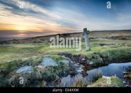 Eine uralte Steinkreuz bei windigen Post auf Darmoor Nationalpark in Devon Stockfoto