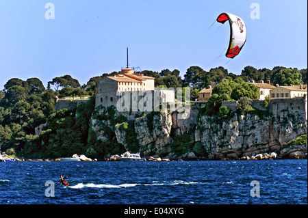 Europa, Frankreich, Alpes-Maritimes Cannes. Kate-Surfer vor der Festung Sainte Marguerite Lerins Inseln. Stockfoto