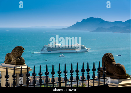 Europa, Frankreich, Alpes-Maritimes Cannes. Kreuzfahrtschiff in einer Bucht von Cannes. Stockfoto