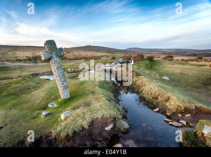 Eine uralte Steinkreuz bei windigen Post auf Darmoor Nationalpark in Devon Stockfoto