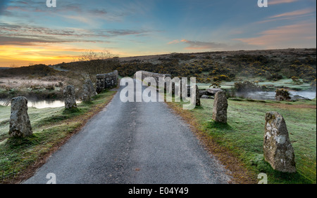 Landstraße in einer alten Granit Brücke über den East Dart River bei Bellever Dartmoor Stockfoto