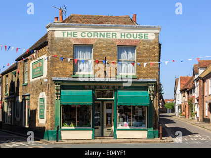 Das Eckhaus-Schuh-Shop von einer Straßenkreuzung auf King Street, Sandwich, Kent, England, UK, Großbritannien Stockfoto