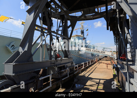 HMS Kavalier betrachtet durch einen Kran im maritime Heritage Museum in Historic Dockyard, Chatham, Kent, England, UK, Großbritannien Stockfoto