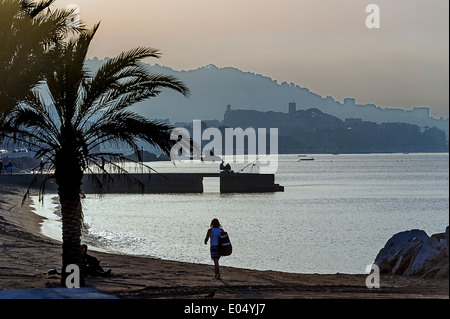 Europa, Frankreich, Alpes-Maritimes Cannes. Sonnenuntergang an einem Strand. Stockfoto