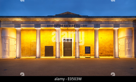 Nacht Schuss der beleuchteten Serpentine Sackler Gallery im Hyde Park, London Stockfoto