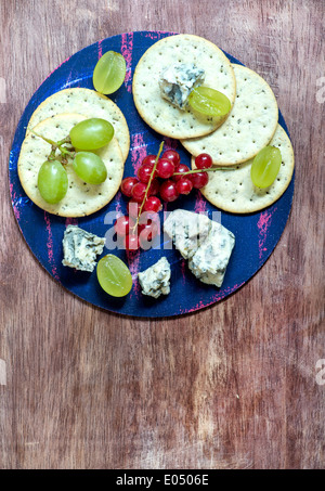 Blau-Käse und Cracker mit Früchten auf Holzbrett, overhead Stockfoto