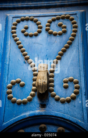 Tunesien-2014. Eine traditionell eingerichteten Tür in der Medina mit einem Metall Hand Klopfer Stockfoto