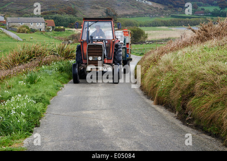 Traktor fahren entlang der Straße an der Tresco, Isles of Scilly, Scillies, Cornwall im April Stockfoto