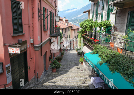 Gasse in Bellagio, Italien mit Fernsicht auf den Comer See Stockfoto