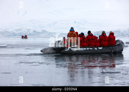 Passagiere an Bord ein Zodiac Kreuzfahrt auf Exkursion in der Antarktis Stockfoto