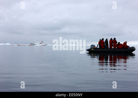 Passagiere an Bord ein Tierkreiszeichen Kreuzfahrt Ausflug vom Kreuzfahrtschiff Forschung in der Antarktis Stockfoto