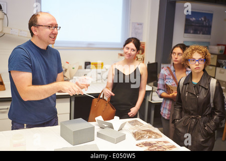 Andrew Hughes (links), Konservator am Pitt Rivers Museum zeigt eine Motte Falle verwendet, um Schädlinge zu kontrollieren Stockfoto