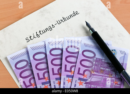 Eine Menge von Euro Banknoten und Dokument einer Stiftung, Viele Euro-Geldscheine Und Urkunde Einer Stiftung Stockfoto