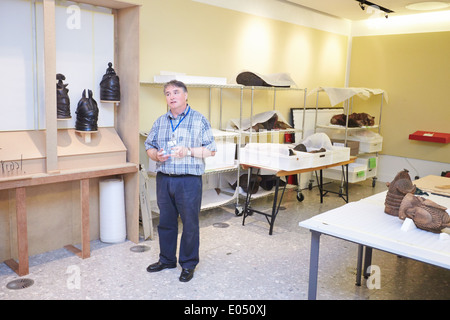 John Simmons, Head of Technical Services bei Pitt Rivers Museum zeigt das Gebäude einen neuen Ausstellungsraum Stockfoto