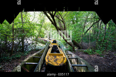 Berlin, Deutschland. 26. April 2014. Ein Auto von der verlassenen Wildwasserbahn "Grant Canyon" ist auf dem ehemaligen Vergnügungspark "Spreepark" in Berlin, Deutschland, 26. April 2014 abgebildet. Foto: OLE SPATA/Dpa/Alamy Live-Nachrichten Stockfoto