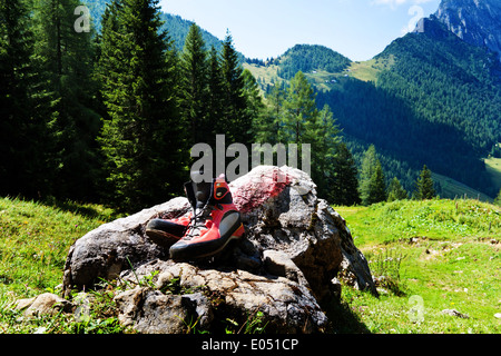 Rote Schuhe mit einer Wanderung in den Bergen von Österreich reisen. Aktivität in der Freizeit, Rote Wanderschuhe Bei Einer Wande Stockfoto