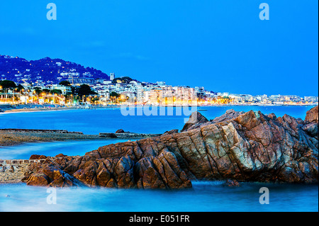 Europa, Frankreich, Alpes-Maritimes Cannes. Bucht von Cannes in der Abenddämmerung. Stockfoto