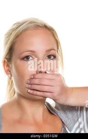 Eine junge Frau hält sich geschlossenem Mund mit der Hand. Symbolische Foto sind ruhig, nichts sagen und Ablehnung von den Staatsmännern Stockfoto