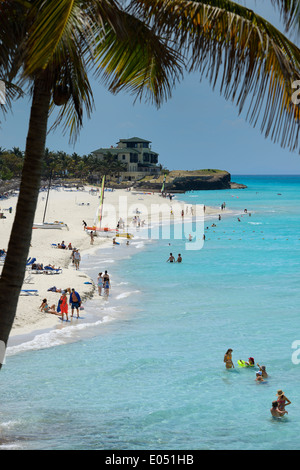 Schwimmer am Strand mit Kokospalmen Baum über türkisfarbene Meer und xanadu Mansion am Varadero Kuba Stockfoto