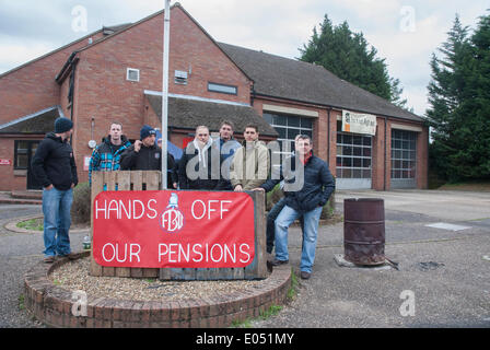 High Wycombe, England. 2. Mai 2014. Markante Feuerwehrleute stehen mit einem "Hands off unsere Renten" Banner außerhalb der Beconsfield Feuerwache in Buckinghamshire, England. Bildnachweis: Peter Manning/Alamy Live-Nachrichten Stockfoto