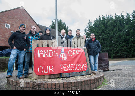 High Wycombe, England. 2. Mai 2014. Markante Feuerwehrleute stehen mit einem "Hands off unsere Renten" Banner außerhalb der Beconsfield Feuerwache in Buckinghamshire, England. Bildnachweis: Peter Manning/Alamy Live-Nachrichten Stockfoto