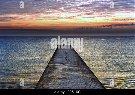 Europa, Frankreich, Alpes-Maritimes Cannes. Fischer auf dem Deich bei stürmischem Wetter. Stockfoto