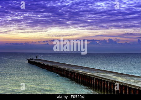 Europa, Frankreich, Alpes-Maritimes Cannes. Fischer auf dem Deich bei stürmischem Wetter. Stockfoto