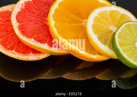 Scheiben einer Orange. Symbolische Foto für gesunde Vitamine durch frisches Obst, Scheiben Einer Orange. Symbolfoto Fuer Gesunde Vitamin Stockfoto