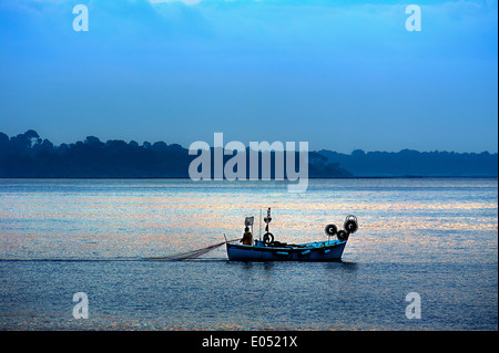 Europa, Frankreich, Alpes-Maritimes Cannes. Angelboot/Fischerboot in die Bucht von Cannes in den frühen Morgenstunden. Stockfoto