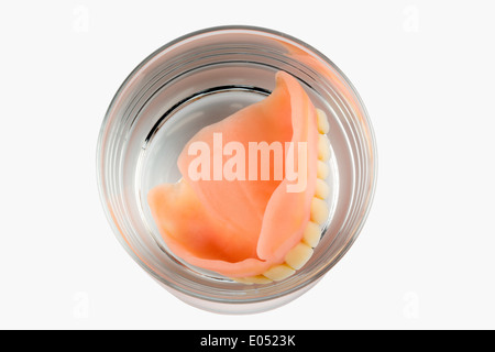 Prothese m und Wasserglas, symbolische Foto für Zahnersatz, Zahnprothese m Wasserglas, Symbolfoto Fuer Zahnersatz und Stockfoto