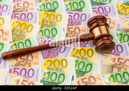 Richters Hammer und Euro-Bank-Noten. Symbolische Foto für Kosten bei Gericht, Rechtsstaat und Auktionen, Richterhammer Und Euro Stockfoto